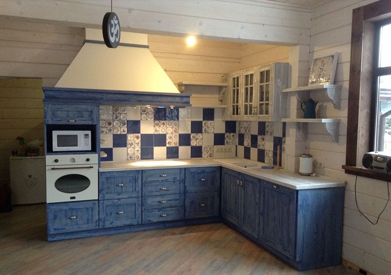 Кухонный фартук в стиле пэчворк на синей кухне