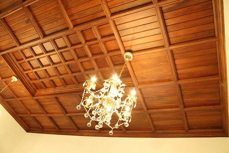 Потолок из панелей из натурального дерева