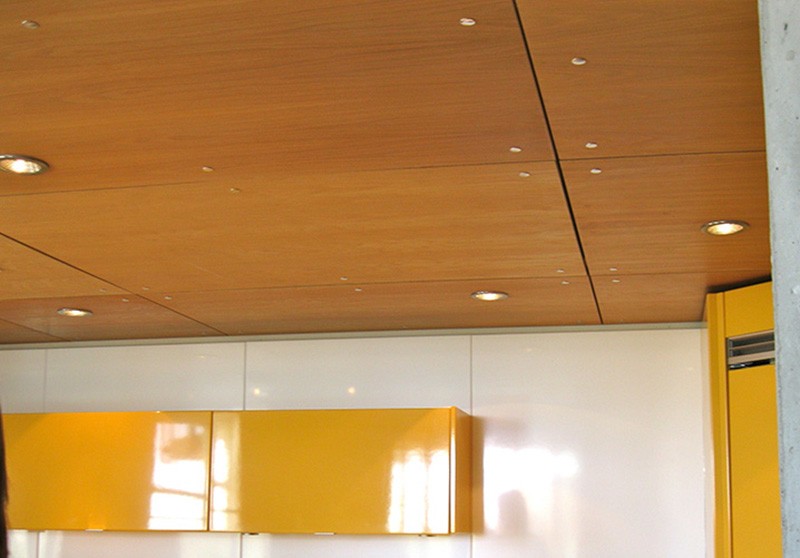 Потолок на кухне из листов фанеры