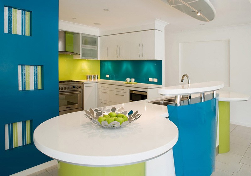 Сине-зеленое пространство кухни