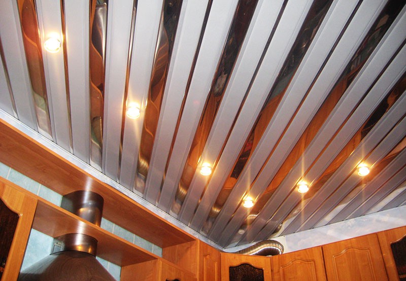 Реечный потолок из металла на кухне