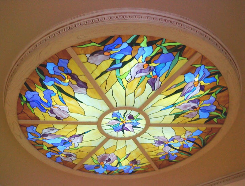 Потолок на кухне с круглой композицией из витражного стекла