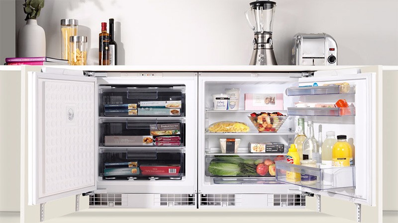 Мини-холодильник с большим морозильным отделением под столешницей