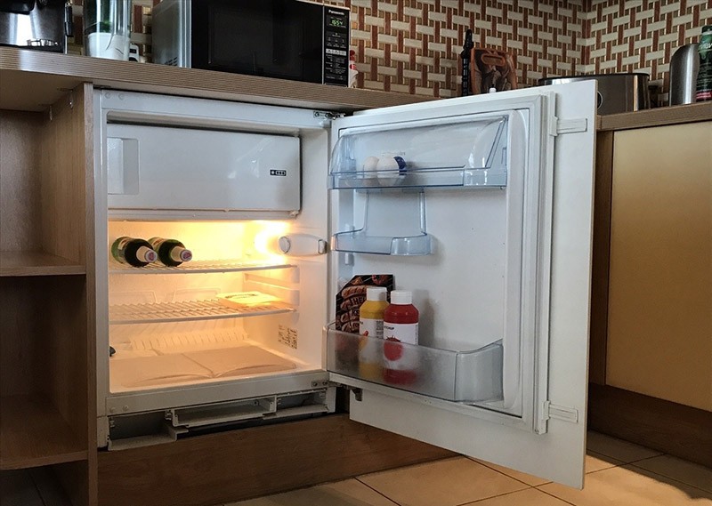 Мини-холодильник встроенный под столешницей
