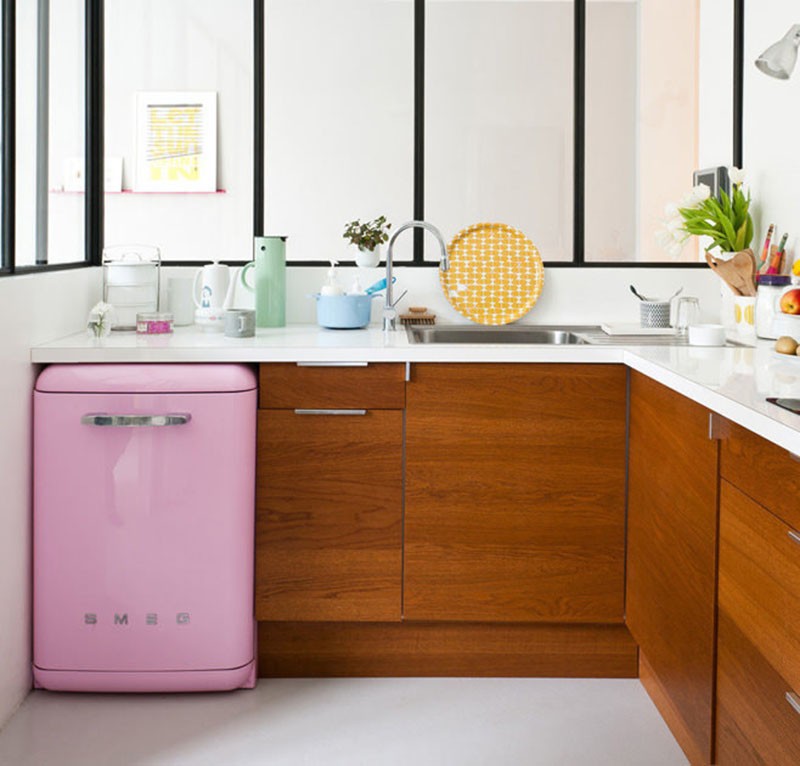Розовый мини-холодильник в ретро-стиле под столешницей