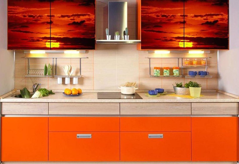 Фото заката на симметричных верхних шкафах кухни