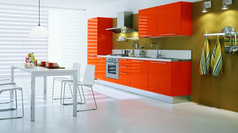 Белая кухня, оранжевый гарнитур, горчичная стена