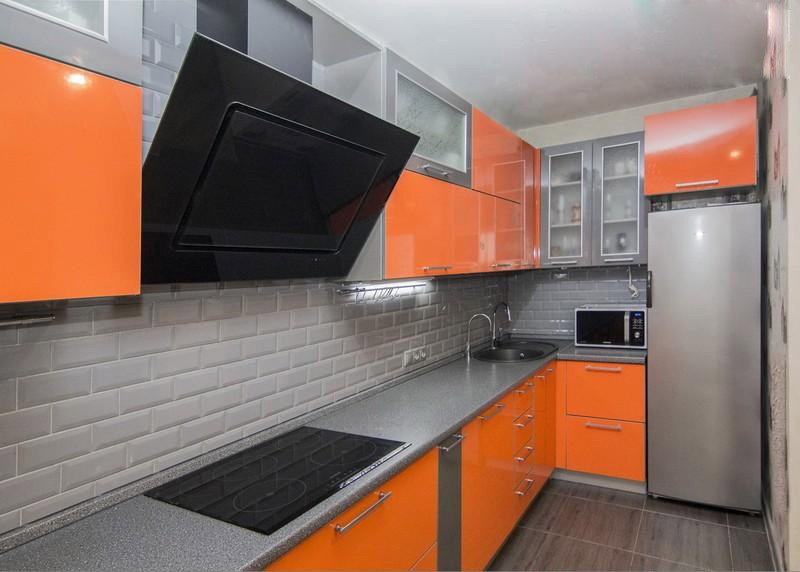 Серый и оранжевый цвета в интерьере кухни