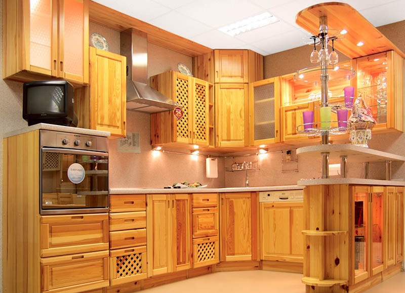 Кухонные шкафы из светлого дерева со стеклянными вставками