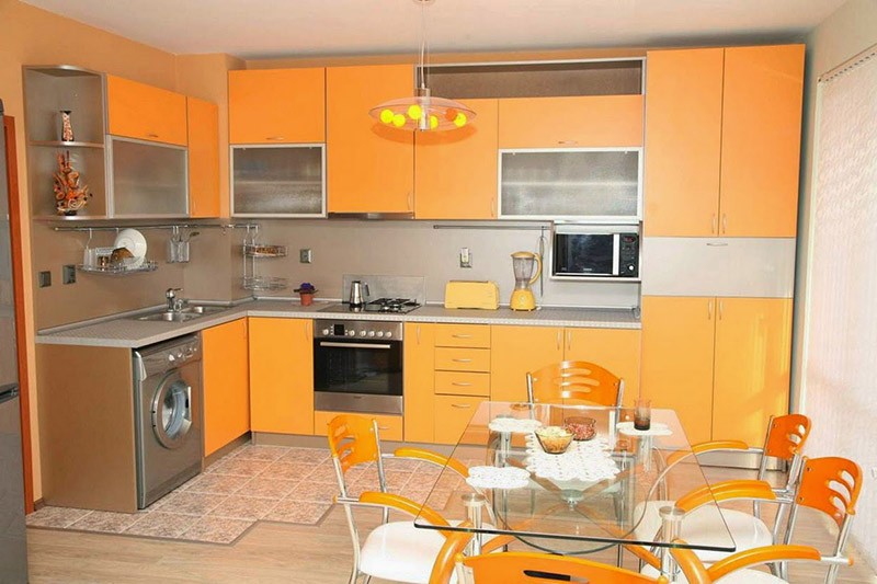 Светло-оранжевый цвет мебели