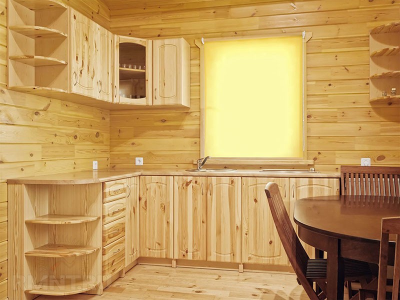 Мебель из светлой древесины на маленькой кухне