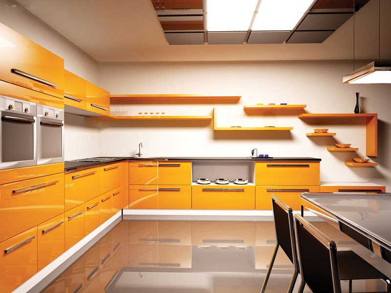 Оранжевая мебель кухни на фоне стен сливочно-белого цвета