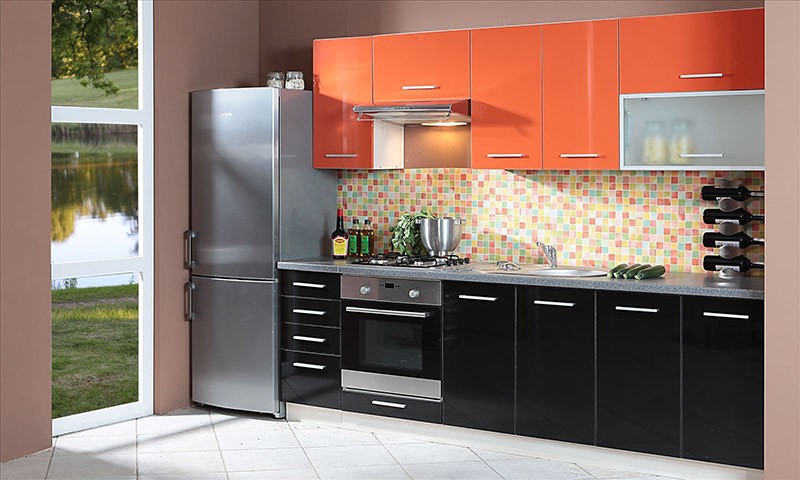 Оранжево-черный фасады кухни с веселой мозаикой фартука