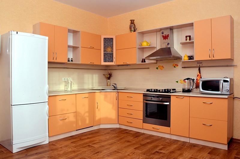 Персиковый кухонный гарнитур на фоне стен абрикосового цвета