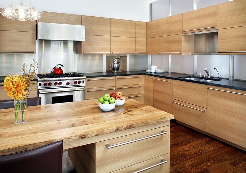 Лаконичная деревянная мебель на кухне
