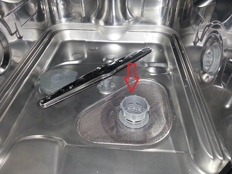 Фильтр слива на дне внутренней камеры посудомоечной машины