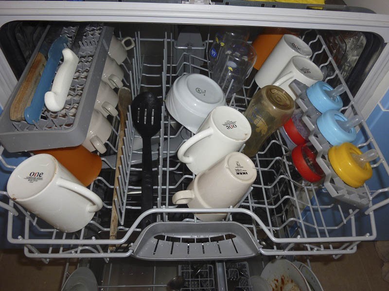 Верхний лоток посудомоечной машины с посудой и детскими бутылочками