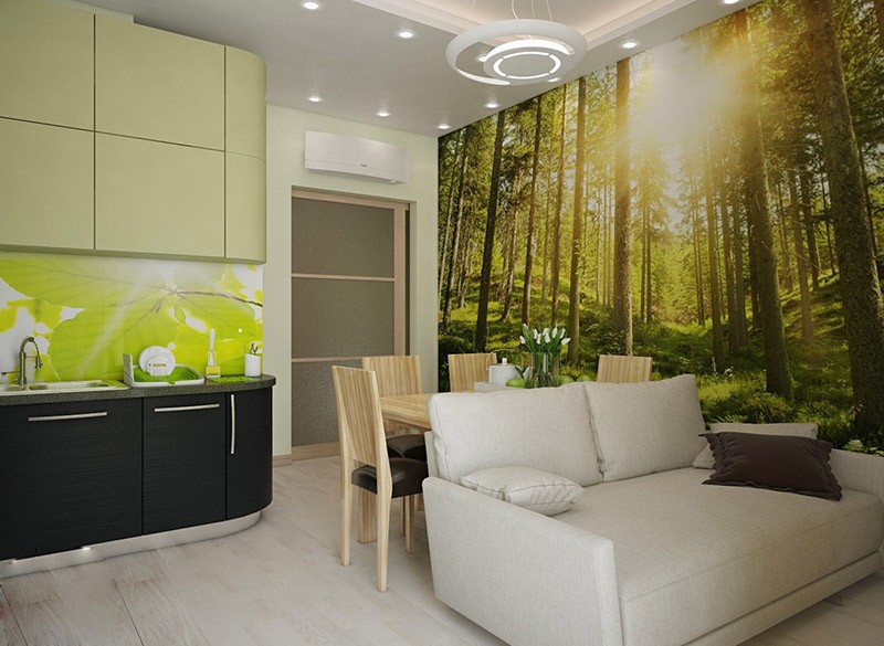 Фотообои с лесным пейзажем на стене позади обеденной зоны и дивана