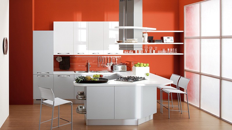 Красная стена среди белой кухонной мебели