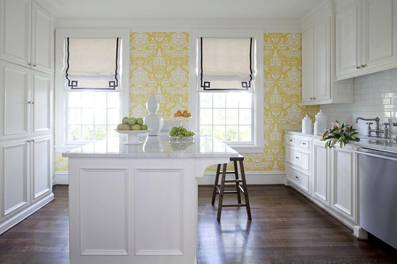 Обои с бело-желтым рисунком в интерьере кухни