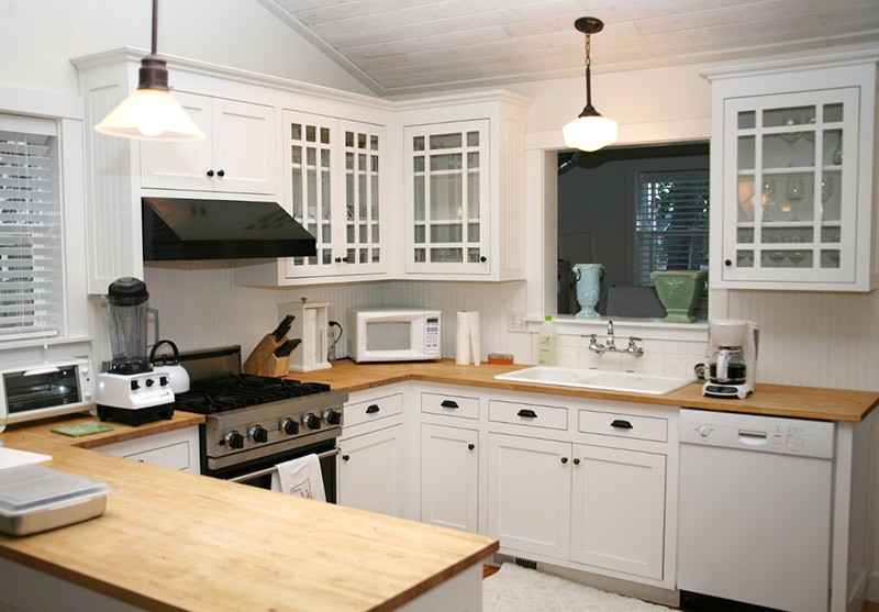 Потолок на кухне с серыми деревянными панелями