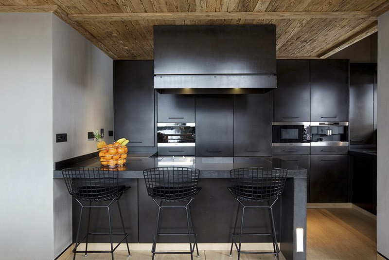 Деревянные пол и потолок на кухне темного оттенка