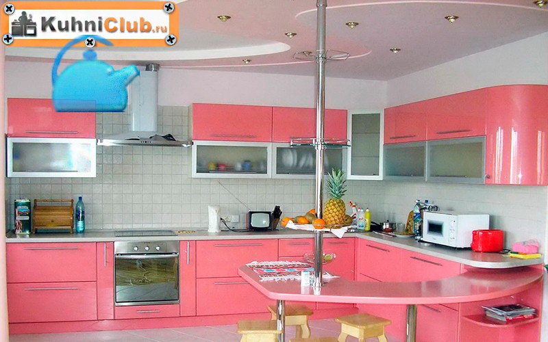 Бело-розовый-потолок-большой-розовой-кухни